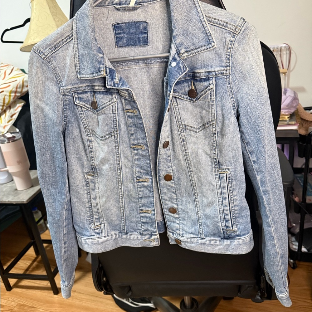 Light Wash Denim Jacket - Women's Classic Jean Coat
